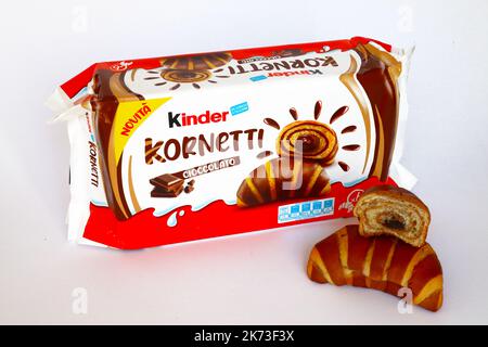 Croissants Kinder KORNETTI au chocolat. Kinder est une marque de produits alimentaires fabriqués en Italie par Ferrero Banque D'Images