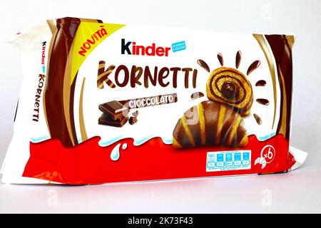 Croissants Kinder KORNETTI au chocolat. Kinder est une marque de produits alimentaires fabriqués en Italie par Ferrero Banque D'Images