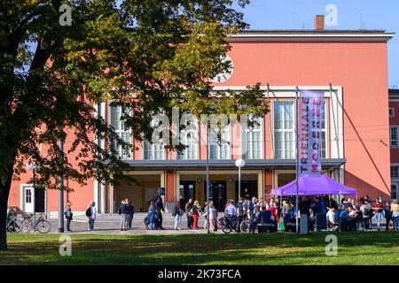 17 octobre 2022, Saxe-Anhalt, Dessau-Roßlau : le stand de nourriture de l'église évangélique d'Anhalt sur la place en face de la gare de Dessau. La soupe y a été vendue le jour de la pauvreté. La campagne sous la devise « une fois que vous mangez, vous êtes plein deux fois » est destinée à attirer l'attention sur la pauvreté croissante. Une assiette de soupe coûte 2,50 euros. On a demandé aux clients de mettre le même montant qu'un don dans les boîtes de collecte. Les dons ainsi recueillis bénéficieront à la mission de la gare de Dessau. Photo: Klaus-Dietmar Gabbert/dpa Banque D'Images