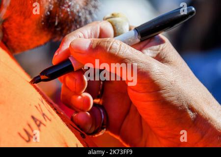 Montréal Canada (30 septembre 2022) : les manifestants paient le respect en signant le « maillot de la fête orange » de l'homme autochtone lors de la « Journée nationale canadienne de vérité et de réconciliation » qui souligne le sort des enfants survivants des pensionnats indiens. Banque D'Images