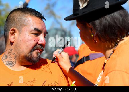 Montréal Canada (30 septembre 2022) : les manifestants paient le respect en signant le « maillot de la fête orange » de l'homme autochtone lors de la « Journée nationale canadienne de vérité et de réconciliation » qui souligne le sort des enfants survivants des pensionnats indiens. Banque D'Images