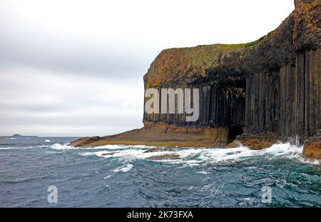 Vue sur la grotte de Fingal avec colonnes de basalte hexagonales Paléocène sur l'île de Staffa dans les Hébrides intérieures, en Écosse. Banque D'Images