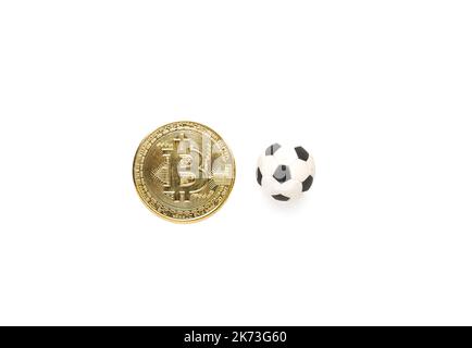 Une photo de pièce de monnaie en or Bitcoin avec une miniature de football. Bitcoin font partie du football. Banque D'Images