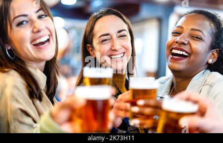 Multi-culturelles filles amis boire de la bière au bar restaurant de la brasserie - boire style de vie concept avec les jeunes femmes ayant le plaisir véritable Banque D'Images