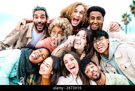 Multi-culturels les gars et les filles prenant le meilleur selfie dehors sur les vacances de voyage - heureux style de vie amitié concept sur les jeunes internationaux ayant Banque D'Images