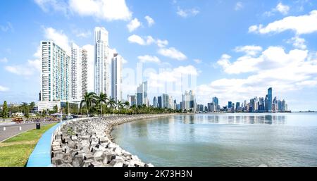 Vue panoramique sur la ligne d'horizon moderne au bord de mer de Panama City - concept de métropole internationale avec immeubles en hauteur et promenade sur la plage au centre de l'Am Banque D'Images