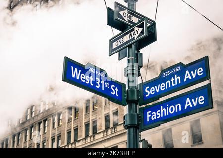 Panneau de rue moderne et vapeur à New York - concept urbain et directions de la circulation routière dans le centre-ville de Manhattan - capitale américaine de renommée mondiale Banque D'Images