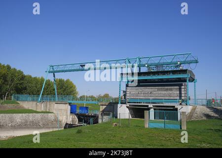 Tassi Zsilip lock system sur la branche de Rackevei (Soroksari) Kis duna du Danube, Duna, au village de Tass, comté de bacs Kiskun, Hongrie Banque D'Images