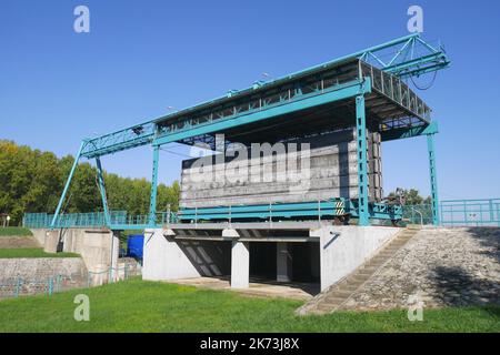 Tassi Zsilip lock system sur la branche de Rackevei (Soroksari) Kis duna du Danube, Duna, au village de Tass, comté de bacs Kiskun, Hongrie Banque D'Images