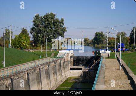 Tassi Zsilip lock system sur la branche de Rackevei (Soroksari) Kis duna du Danube, Duna, au village de Tass, comté de bacs Kiskun, Hongrie Banque D'Images