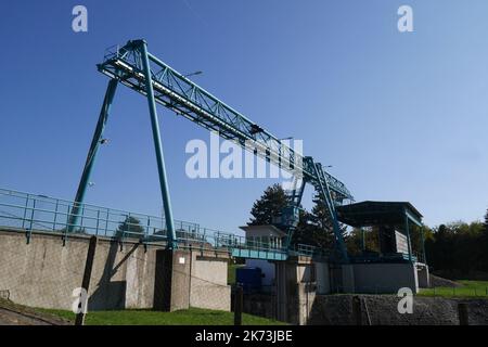 Tassi Zsilip lock system sur la branche de Rackevei (Soroksari) Kis duna du Danube, Duna, au village de Tass, comté de bacs Kiskun, Hongrie Banque D'Images