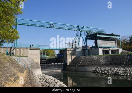 Tassi Zsilip lock system sur la branche de Rackevei (Soroksari) Kis duna du Danube, Duna, au village de Tass, comté de bacs Kiskun, Hongrie Banque D'Images