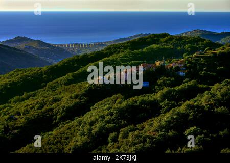 Une vue à couper le souffle sur les montagnes liguriennes et la côte méditerranéenne. Au premier plan, vue sur le village de Valloria. Valloria est l'un des Banque D'Images