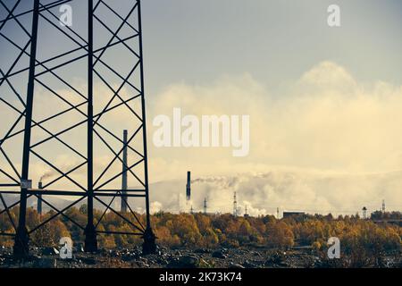 Paysage industriel avec une forte pollution produite par une grande usine. Tuyaux sur le territoire de l'usine. Banque D'Images