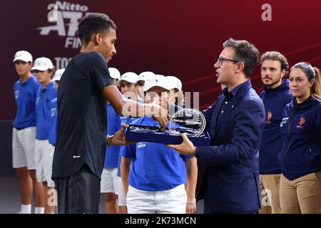 Pala Wanny, Florence, Italie, 16 octobre 2022, Dario Nardella (maire de Florence) donne le trophey à Felix Auger-Aliassime du Canada pendant UniCre Banque D'Images