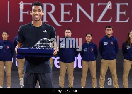 Pala Wanny, Florence, Italie, 16 octobre 2022, Felix Auger-Aliassime du Canada pose avec le trophée lors de l'Open de Florence UniCredit - final - Felix A Banque D'Images