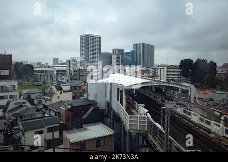 Tokyo, Japon. 6th octobre 2022. La gare de Shimo-shimmei sur la ligne Tokyu ÅŒimachi avec les gratte-ciel de la ville de Shinagawa en arrière-plan, vue depuis le train à grande vitesse Shinkansen super express JR East Tokaido en route vers Nagoya et Osaka. Le Japon a récemment rouvert ses portes au tourisme après plus de deux ans d'interdiction de voyager en raison de la pandémie COVID-19. (Image de crédit : © Taidgh Barron/ZUMA Press Wire) Banque D'Images