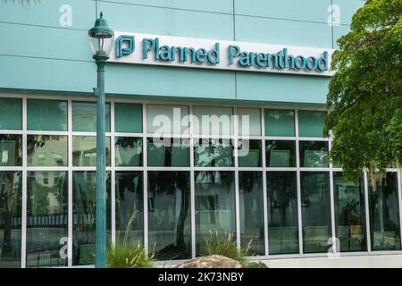 Sarasota, FL, US-25 septembre 2022: Front of Planned Parenthood Clinic qui est une organisation à but non lucratif qui fournit des services de santé reproductive. Banque D'Images
