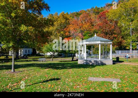 USA West Virginia WV Berkeley Springs Park automne Morgan County Appalachian Mountains Gazebo State Parks Banque D'Images