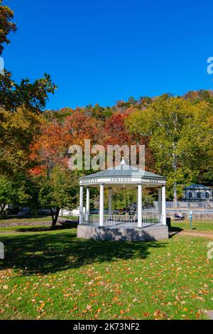 USA West Virginia WV Berkeley Springs Park automne Morgan County Appalachian Mountains Gazebo State Parks Banque D'Images