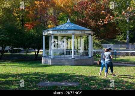 USA West Virginia WV Berkeley Springs Park automne Morgan County Appalachian Mountains Gazebo State Parks Banque D'Images