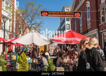 Salem, ma, US-9 octobre 2022 : des gens se balader dans la rue Essex lors de l'événement annuel Hausnted happenings qui a eu lieu pendant le mois d'octobre. Banque D'Images