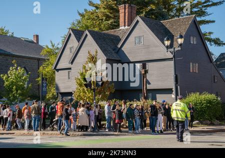 Salem, ma, US-10 octobre 2022 : touristes devant la Maison Corwin également connue sous le nom de Maison Witch lors du festival annuel des événements hantés. Banque D'Images