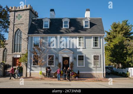 Salem, ma, US-10 octobre 2022 : touristes devant la maison Lindall dans le quartier historique de McIntyre pendant le festival annuel des événements hantés Banque D'Images