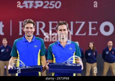 Pala Wanny, Florence, Italie, 16 octobre 2022, Nicolas Mahut et Edouard Roger-Vasselin posent avec des trophées pendant l'Unicredit Firenze Open - double F Banque D'Images