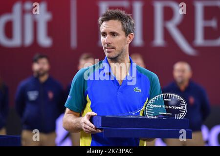 Pala Wanny, Florence, Italie, 16 octobre 2022, Edouard Roger-Vasselin pose avec le trophée lors de l'Unicredit Firenze Open - Double final - tennis I Banque D'Images