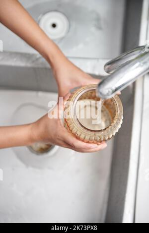 Femme changeant l'eau dans vase en verre, vue d'en haut Banque D'Images