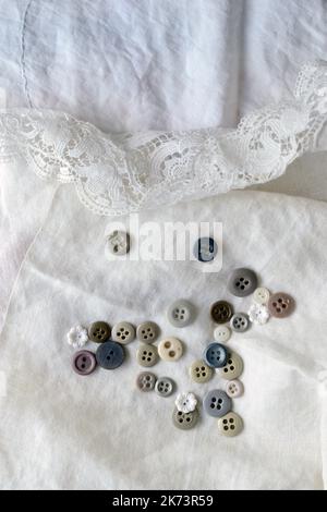Gamme de boutons vintage sur le tissu en lin et dentelle vintage Banque D'Images