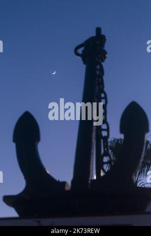 Monument sous forme d'ancre de navire et de la Lune Banque D'Images