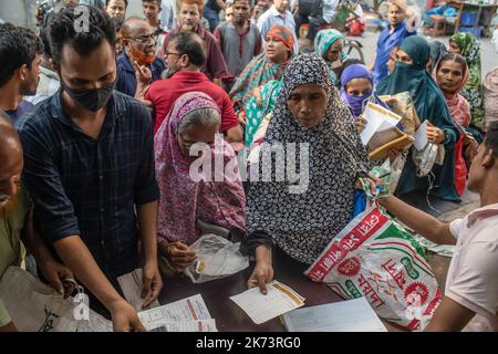 Dhaka, Bangladesh. 17th octobre 2022. Les gens de groupes à faible revenu ont vu acheter des nécessités quotidiennes à partir des points de vente de la Trading Corporation of Bangladesh (TCB). Le gouvernement a commencé le programme de vente d'essentiels dans le capital à taux subventionné pour les familles à faible revenu crédit: SOPA Images Limited/Alay Live News Banque D'Images