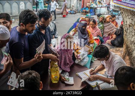 Dhaka, Bangladesh. 17th octobre 2022. Les gens de groupes à faible revenu ont vu acheter des nécessités quotidiennes à partir des points de vente de la Trading Corporation of Bangladesh (TCB). Le gouvernement a commencé le programme de vente d'essentiels dans le capital à taux subventionné pour les familles à faible revenu crédit: SOPA Images Limited/Alay Live News Banque D'Images