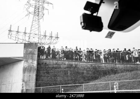 Circuit de Suzuka, préfecture de Mie, Japon. 9th octobre 2022. F1 fans de sports automobiles se sont rassemblés pour attendre l'arrivée de leurs pilotes préférés au paddock lors du Grand Prix de Formule 1 de Honda. Le Japon a récemment rouvert ses portes au tourisme après plus de deux ans d'interdiction de voyager en raison de la pandémie COVID-19. (Image de crédit : © Taidgh Barron/ZUMA Press Wire) Banque D'Images