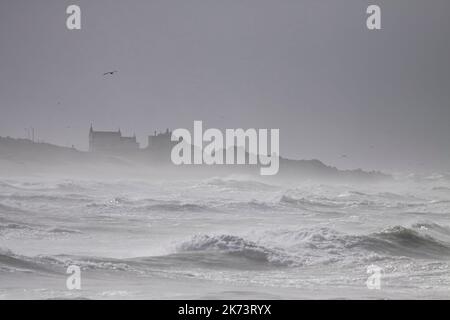 Falaises de Boa Nova, Leca da Palmeira, au nord du Portugal, au milieu du brouillard, en une journée de mer agitée Banque D'Images