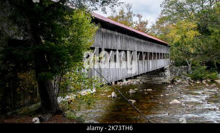 WHITE MOUNTAIN, , NEW HAMPSHIRE, Etats-Unis - 2 OCTOBRE 2022 : pont couvert près de l'autoroute de Kancamagus, dans le parc national White Mountain, construit par la ville Banque D'Images