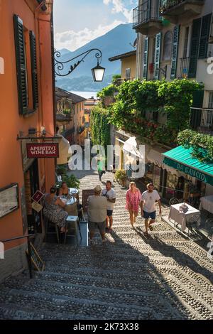 Rue Bellagio, vue sur les personnes explorant une vieille rue pittoresque dans le centre de Bellagio, une ville populaire au bord du lac de Côme, Lombardie, Italie Banque D'Images