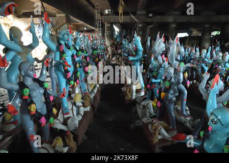 Howrah, Inde. 17th octobre 2022. L'idole d'argile de la déesse Kali est sculptée avant le jour annuel Kali puja, qui a prévu le 24 octobre (lundi), 2022. Déesse hindoue considérée comme la déesse de la puissance ultime ou de la réalité ultime. (Photo de Biswarup Ganguly/Pacific Press) crédit: Pacific Press Media production Corp./Alay Live News Banque D'Images