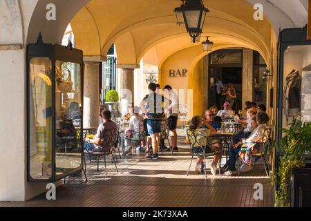 Bellagio Italie, vue en été des personnes se détendant dans la terrasse colonnadée du bar de l'hôtel Florence, face au front de mer du Bellagio, Lac de Côme, Italie Banque D'Images