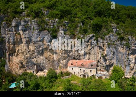 Ancienne maison troglodyte construite dans une falaise, département du Lot, France Banque D'Images