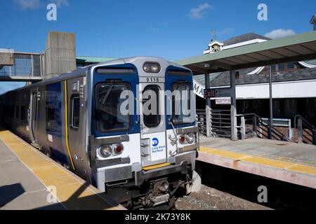 Ronkonkoma, New York, États-Unis. 21st septembre 2022. Un train électrique M9 construit par Kawasaki Heavy Industries à la gare de Ronkonkoma Station long Island MacArthur sur la branche de Ronkonkoma, Desservant à la fois des trains électriques et diesel à la gare Penn de New York sur le MTA long Island Railroad (LIRR).le long Island Rail Road est le réseau de trains de banlieue le plus achalandé de l'hémisphère occidental, mais le MTA fait face à une crise fiscale importante après les chiffres du navire à rider pandémique COVID-19 avec le travail de la maison et le télétravail deviennent monnaie courante, réduisant ainsi les revenus farebox. (Image de crédit : © T Banque D'Images