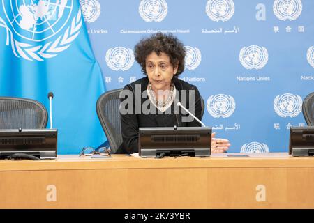 New York, États-Unis. 17th octobre 2022. Irene Khan, Rapporteur spécial pour la liberté d'expression et d'opinion, s'adresse aux journalistes lors d'un briefing à la presse au siège de l'ONU à New York sur 17 octobre 2022. (Photo de Lev Radin/Sipa USA) crédit: SIPA USA/Alay Live News Banque D'Images