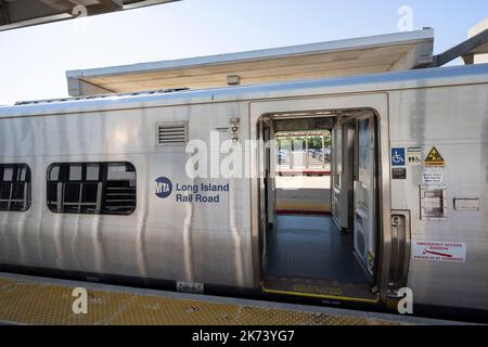 Ronkonkoma, New York, États-Unis. 21st septembre 2022. Un train électrique M9 construit par Kawasaki Heavy Industries à la gare de Ronkonkoma Station long Island MacArthur sur la branche de Ronkonkoma, Desservant à la fois des trains électriques et diesel à la gare Penn de New York sur le MTA long Island Railroad (LIRR).le long Island Rail Road est le réseau de trains de banlieue le plus achalandé de l'hémisphère occidental, mais le MTA fait face à une crise fiscale importante après les chiffres du navire à rider pandémique COVID-19 avec le travail de la maison et le télétravail deviennent monnaie courante, réduisant ainsi les revenus farebox. (Image de crédit : © T Banque D'Images