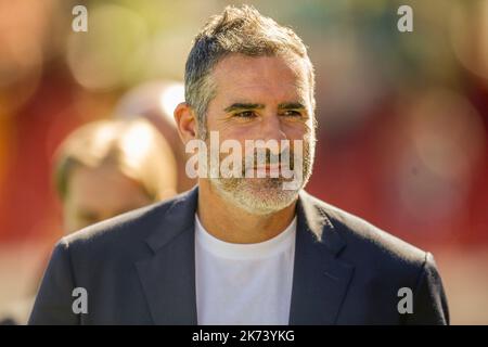 Cristiano Lucarelli, entraîneur italien de Ternana, regarde le match de football de la série B entre Benevento et Ternana au stade Ciro Vigorito, à Benevento, en Italie, sur 15 octobre 2022. Banque D'Images