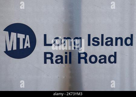 Ronkonkoma, New York, États-Unis. 21st septembre 2022. Un train électrique M9 construit par Kawasaki Heavy Industries à la gare de Ronkonkoma Station long Island MacArthur sur la branche de Ronkonkoma, Desservant à la fois des trains électriques et diesel à la gare Penn de New York sur le MTA long Island Railroad (LIRR).le long Island Rail Road est le réseau de trains de banlieue le plus achalandé de l'hémisphère occidental, mais le MTA fait face à une crise fiscale importante après les chiffres du navire à rider pandémique COVID-19 avec le travail de la maison et le télétravail deviennent monnaie courante, réduisant ainsi les revenus farebox. (Image de crédit : © T Banque D'Images