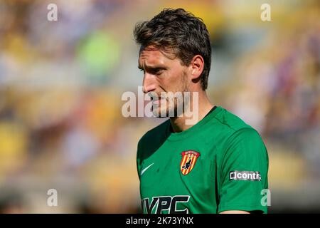 Alberto Andrea Paleari, gardien de but italien de Benevento, regarde pendant le match de football de la série B entre Benevento et Ternana au stade Ciro Vigorito, à Benevento, en Italie, sur 15 octobre 2022. Banque D'Images