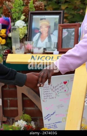 Raleigh, Caroline du Nord, États-Unis. 17th octobre 2022. AVIANNA LESTER, 9 ans, tient les mains de la grand-mère WENDY MITCHELL devant un mémorial grandissant à l'entrée du quartier Hedingham. Un garçon de 15 ans était en détention alors que les enquêteurs cherchaient un motif dans une fusillade qui a tué un policier hors service et quatre autres à Raleigh, en Caroline du Nord (Credit image: © Bob Karp/ZUMA Press Wire) Credit: ZUMA Press, Inc./Alamy Live News Banque D'Images