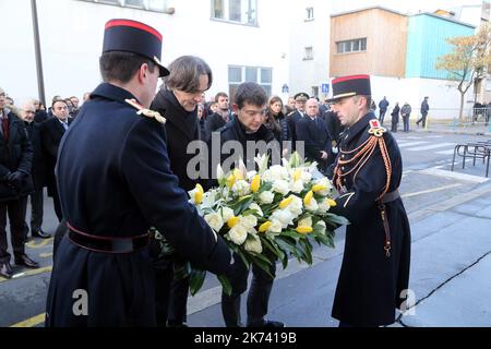 @ Pool/ Robert Alain /Maxppp, France, Paris, 2017/01/05 Eric Portheault et Rissduring, membres de Charlie Hebdo, rendent hommage aux victimes des attentats du 2015 janvier au 10 rue Nicolas appert à Paris, en France, sur 5 janvier 2017, Marquant le deux ans anniversaire de la série de fusillades contre le journal hebdomadaire Charlie Hebdo Banque D'Images